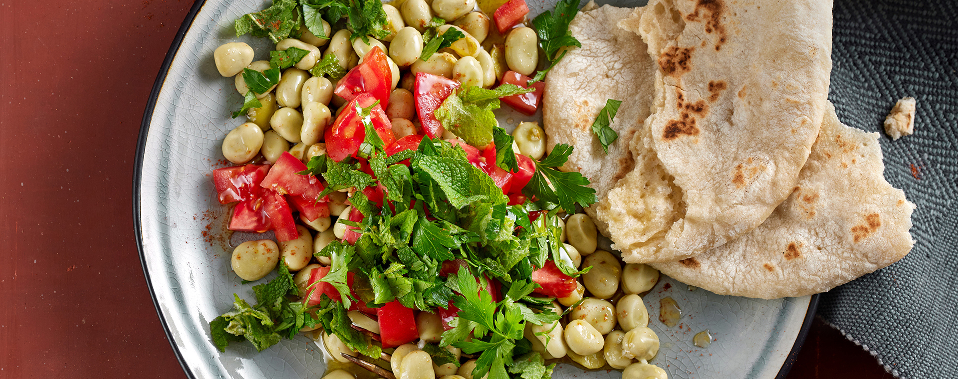 5 23 Bohnensalat Mit Tomaten Und Fladenbrot 1920x760px