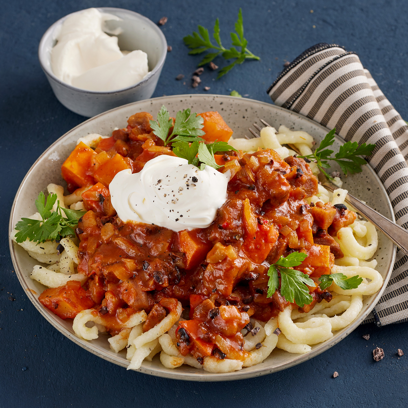 5 23 Kuerbis Maronen Gulasch Mit Kakaonibs Und Spaetzle 1600x1600px