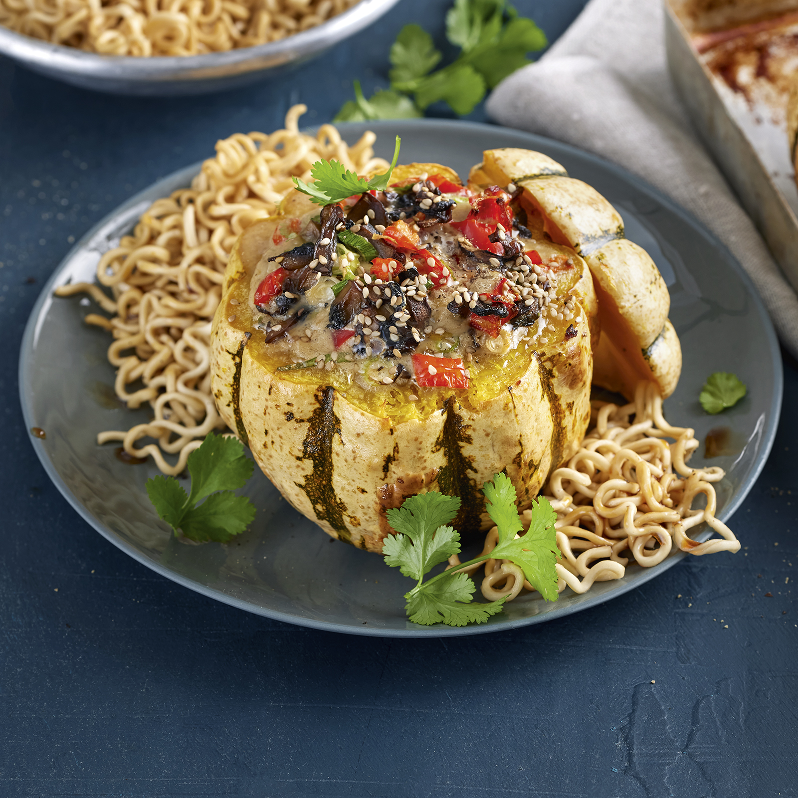 5 23 Mini Kuerbisse Mit Asiatischer Pilzfuellung Auf Mie Nudelbett 1600x1600px