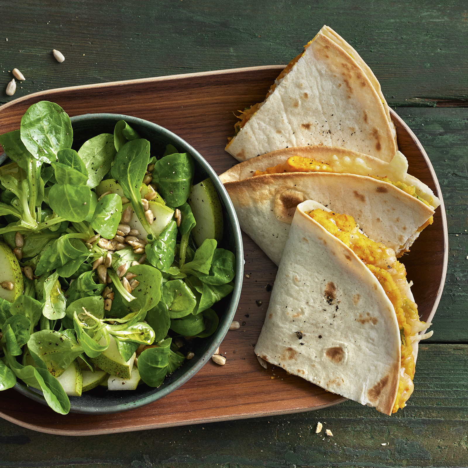 5 23 Quesadillas Mit Kuerbis Bohnen Creme Und Fruchtigem Feldsalat 1600x1600px