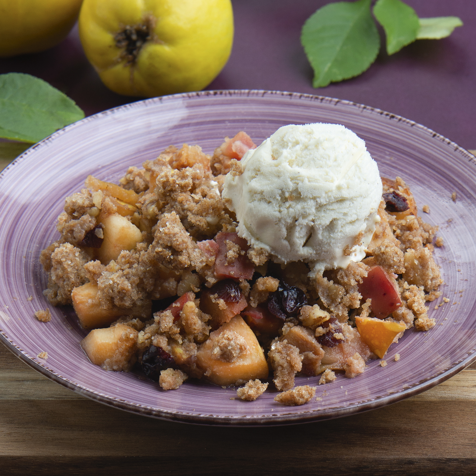 5 23 Quitten Apfel Crumble Mit Walnuss Streuseln Und Vanilleeis 1600x1600px