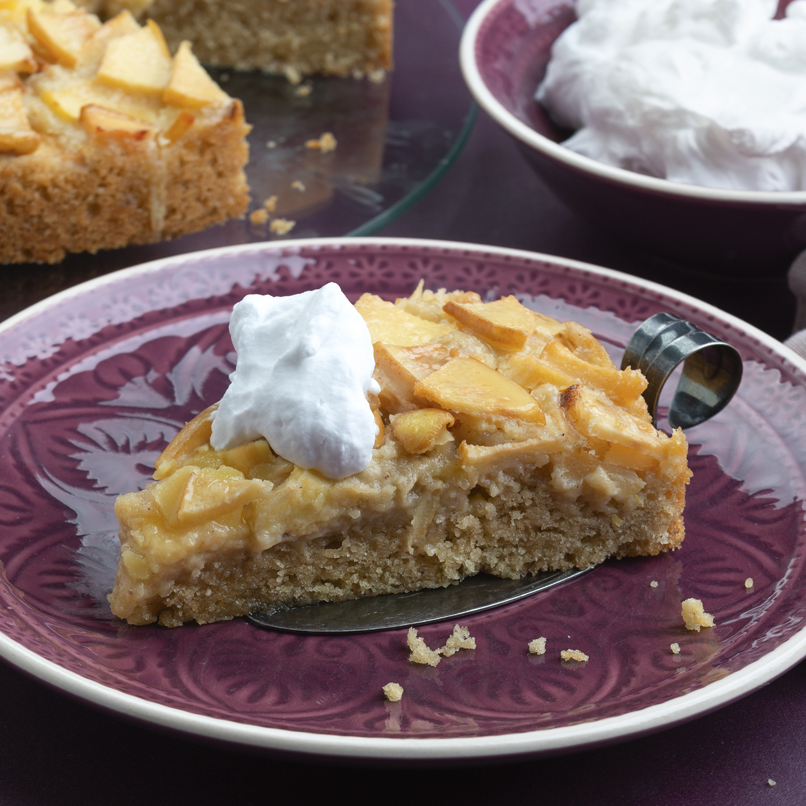 5 23 Quitten Nuss Kuchen Mit Honigglasur Und Schlagsahne 1600x1600px