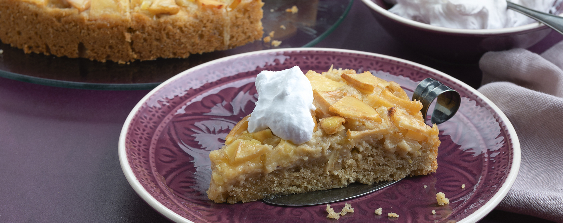 5 23 Quitten Nuss Kuchen Mit Honigglasur Und Schlagsahne 1920x760px