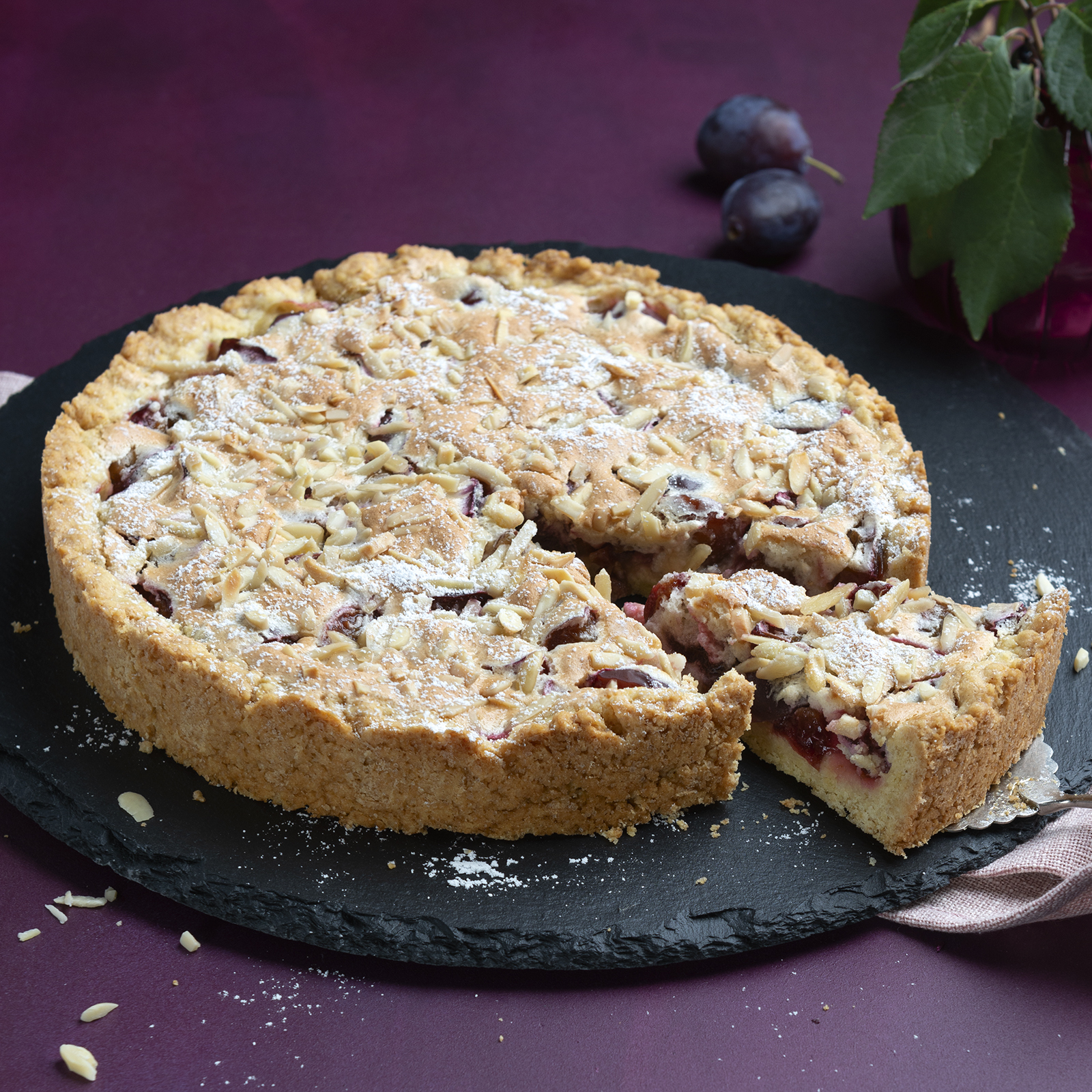 5 23 Zwetschgenkuchen Mit Mandelhaube 1600x1600px