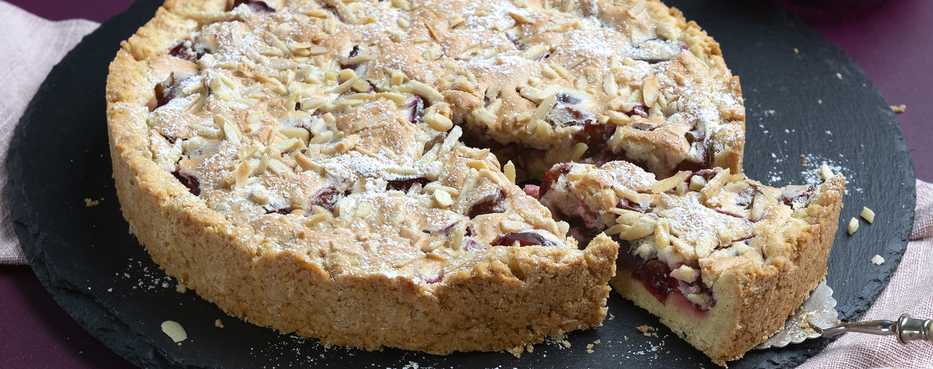 5 23 Zwetschgenkuchen Mit Mandelhaube 1920x760px