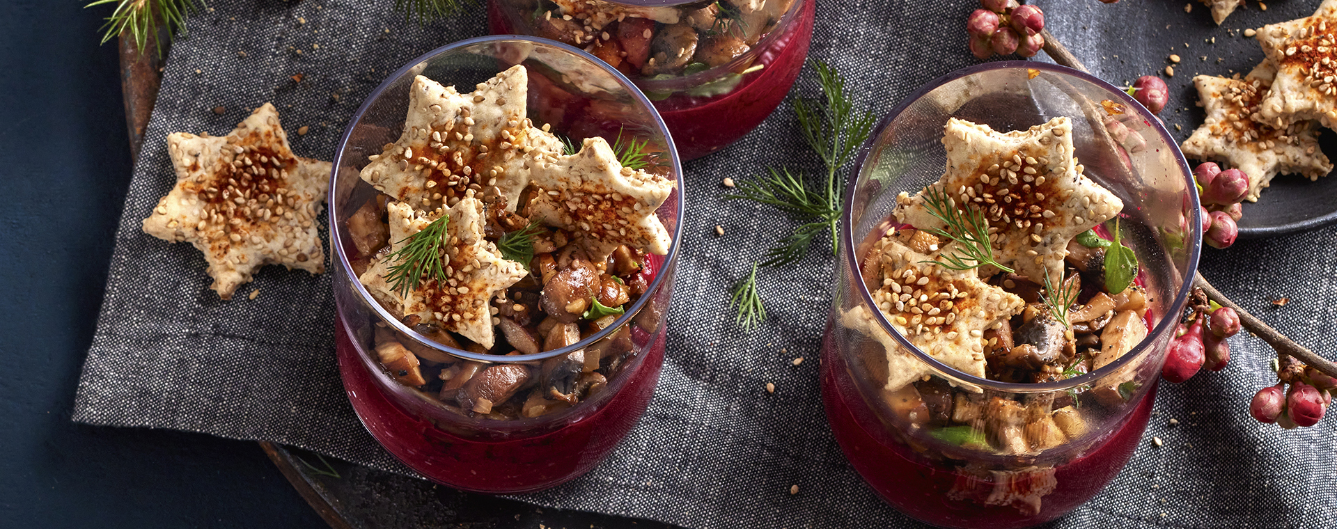 6 23 Balsamico Pilze Auf Rote Bete Creme Mit Knusprigen Sesamsternen 1920x760px