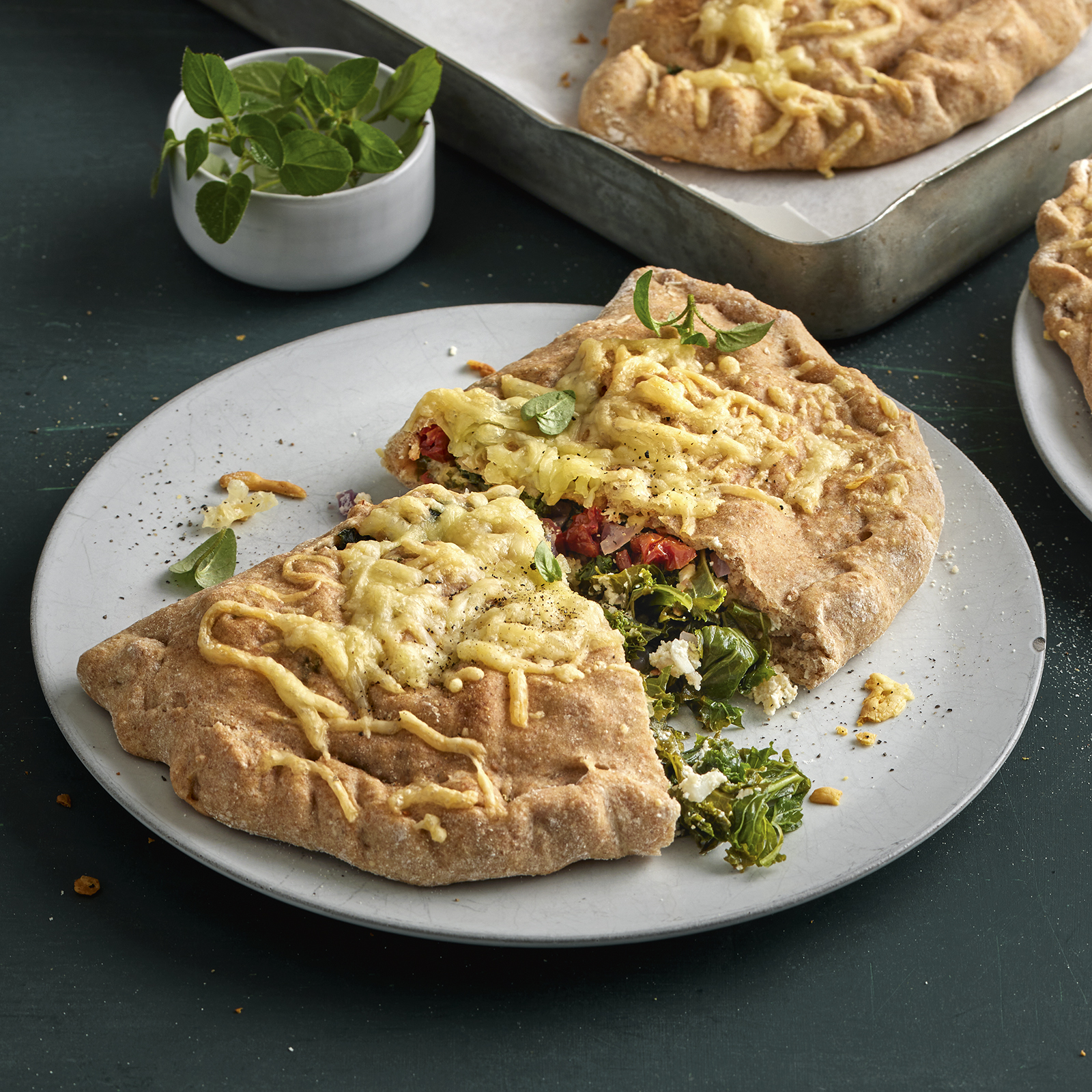 6 23 Calzone Mit Wuerziger Gr%C3%BCnkohlfuellung 1600x1600px