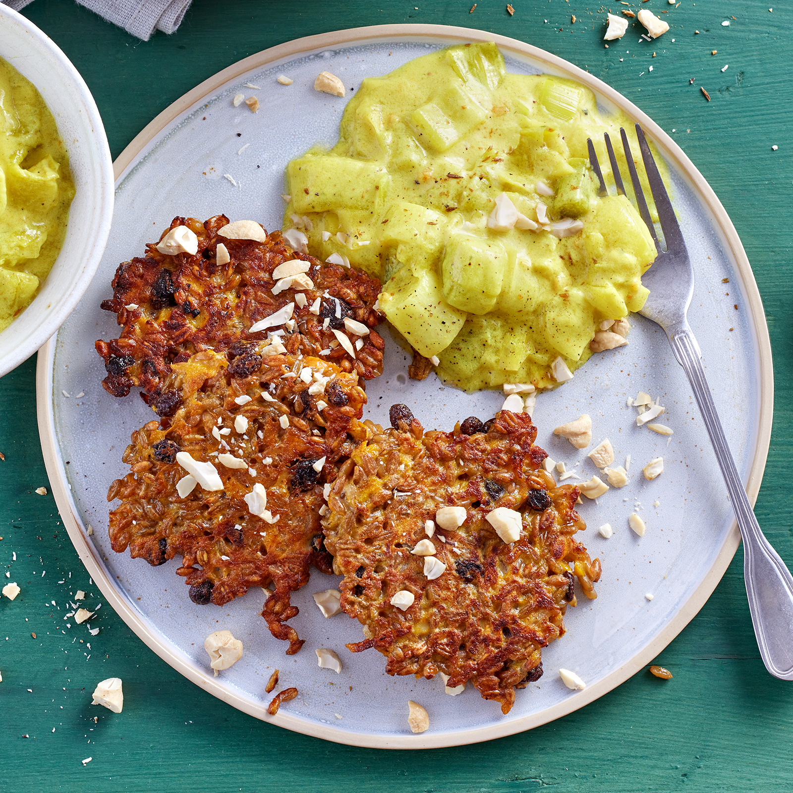 6 23 Gruenkern Rosinen Bratlinge Mit Cremigem Lauch Curry Gemuese 1600x1600px