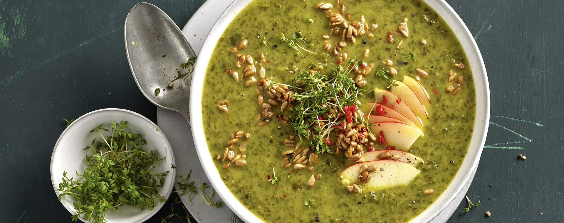 6 23 Gruenkohlcremesuppe Mit Apfel Sonnenblumenkern Topping 1920x760px