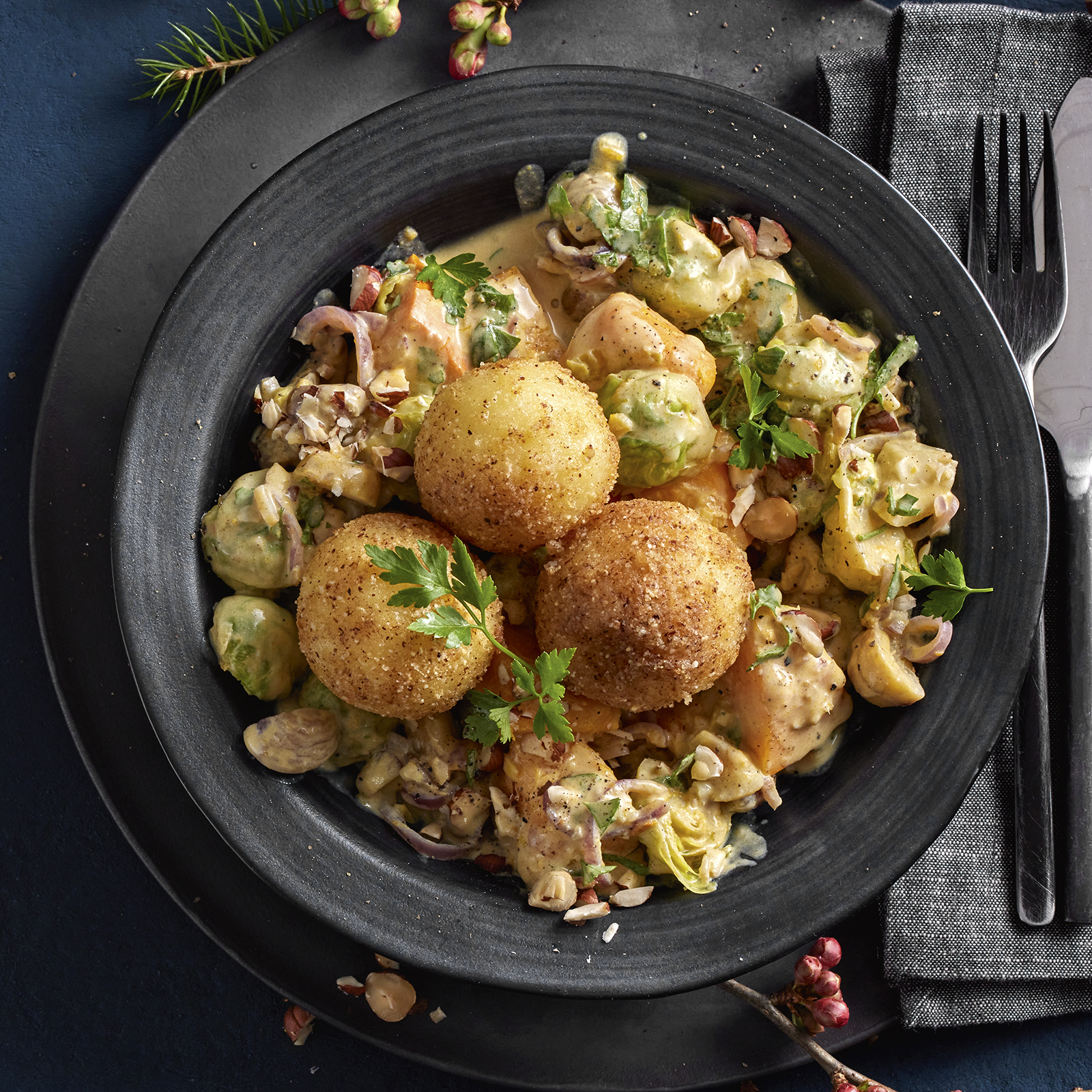 6 23 Kartoffelkloesschen Im Nussmantel Mit Wintergemuese 1600x1600px
