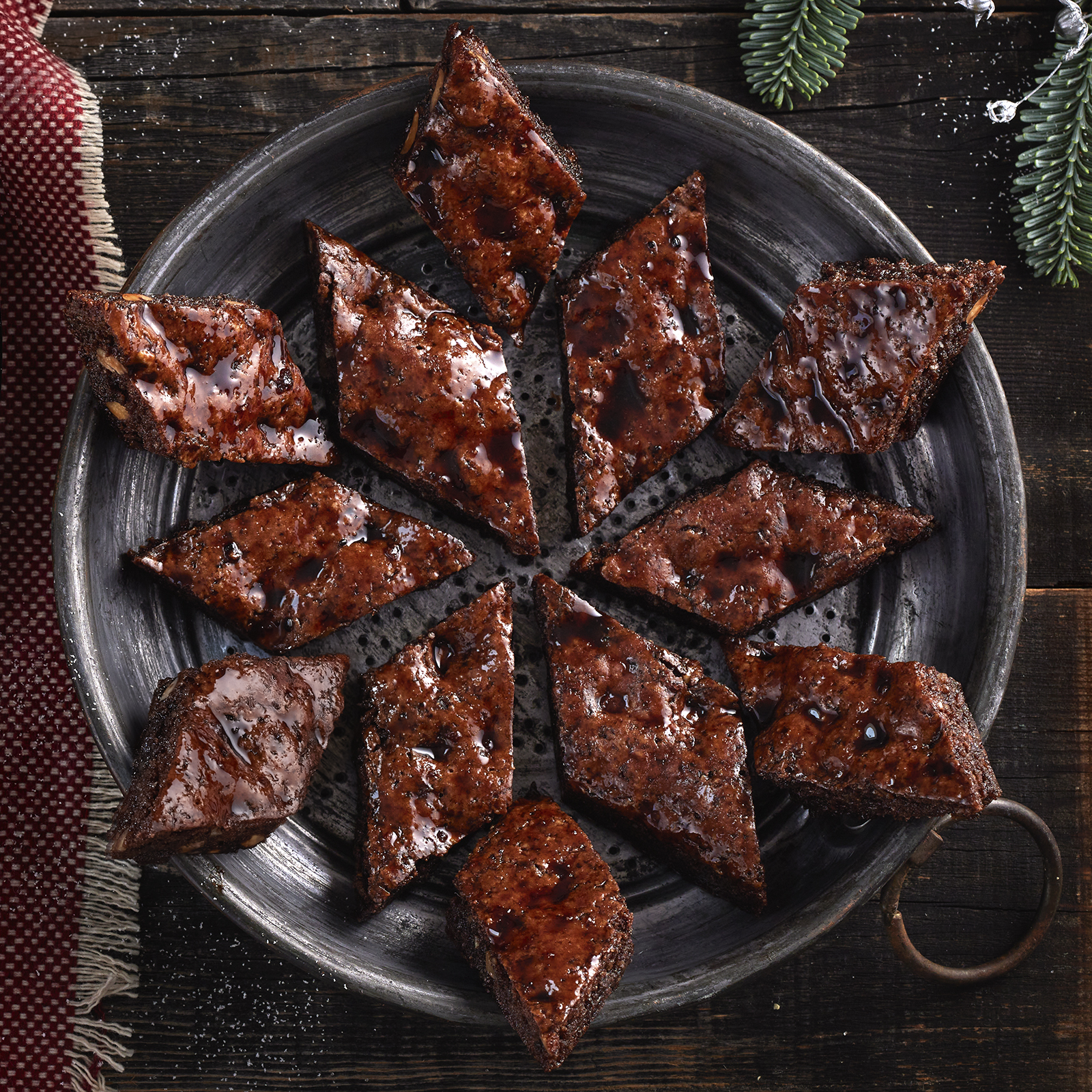 6 23 Magenbrot Mit Haselnuessen Und Schokoglasur 1600x1600px