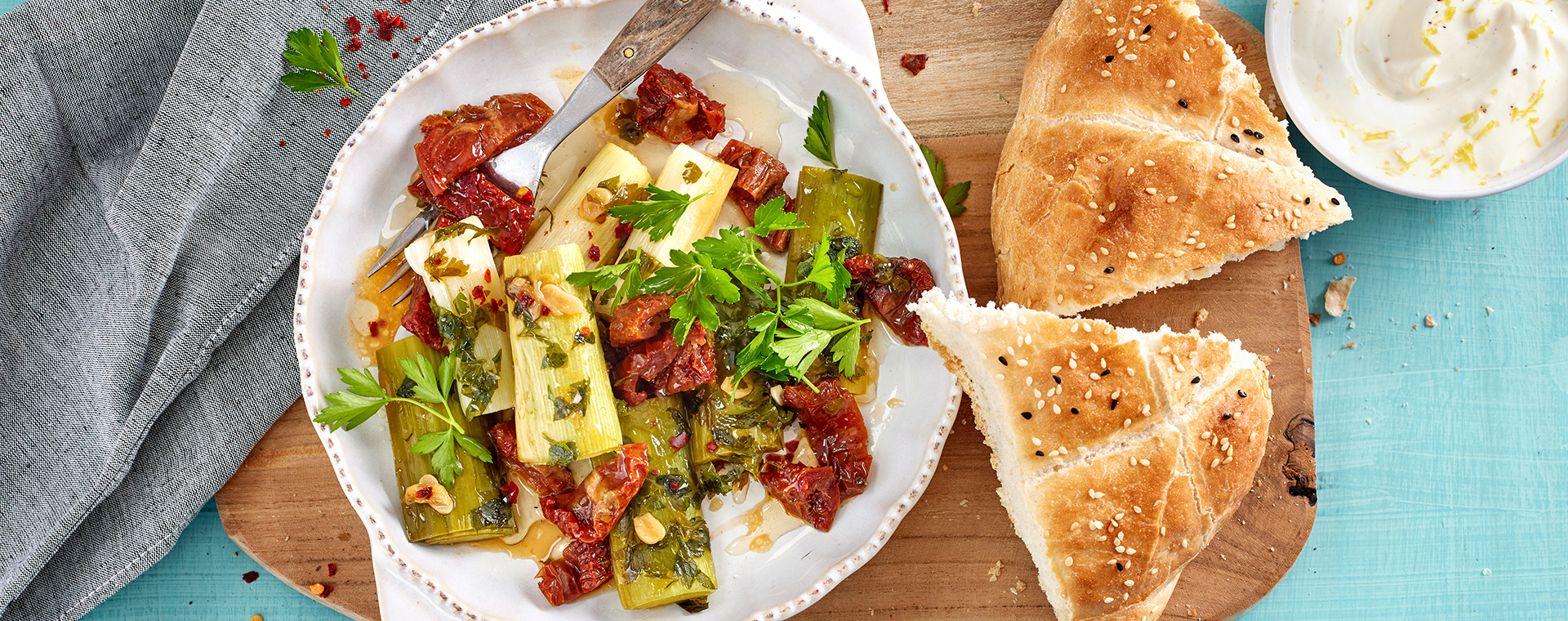 1 24 Geschmorter Lauch Mit Joghurtdip Und Fladenbrot 1920x760px