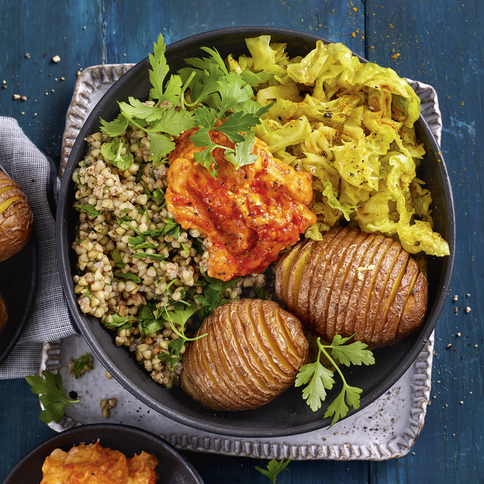 1 24 Hasselback Bowl Mit Wirsing Und Ajvardip 1600x1600px