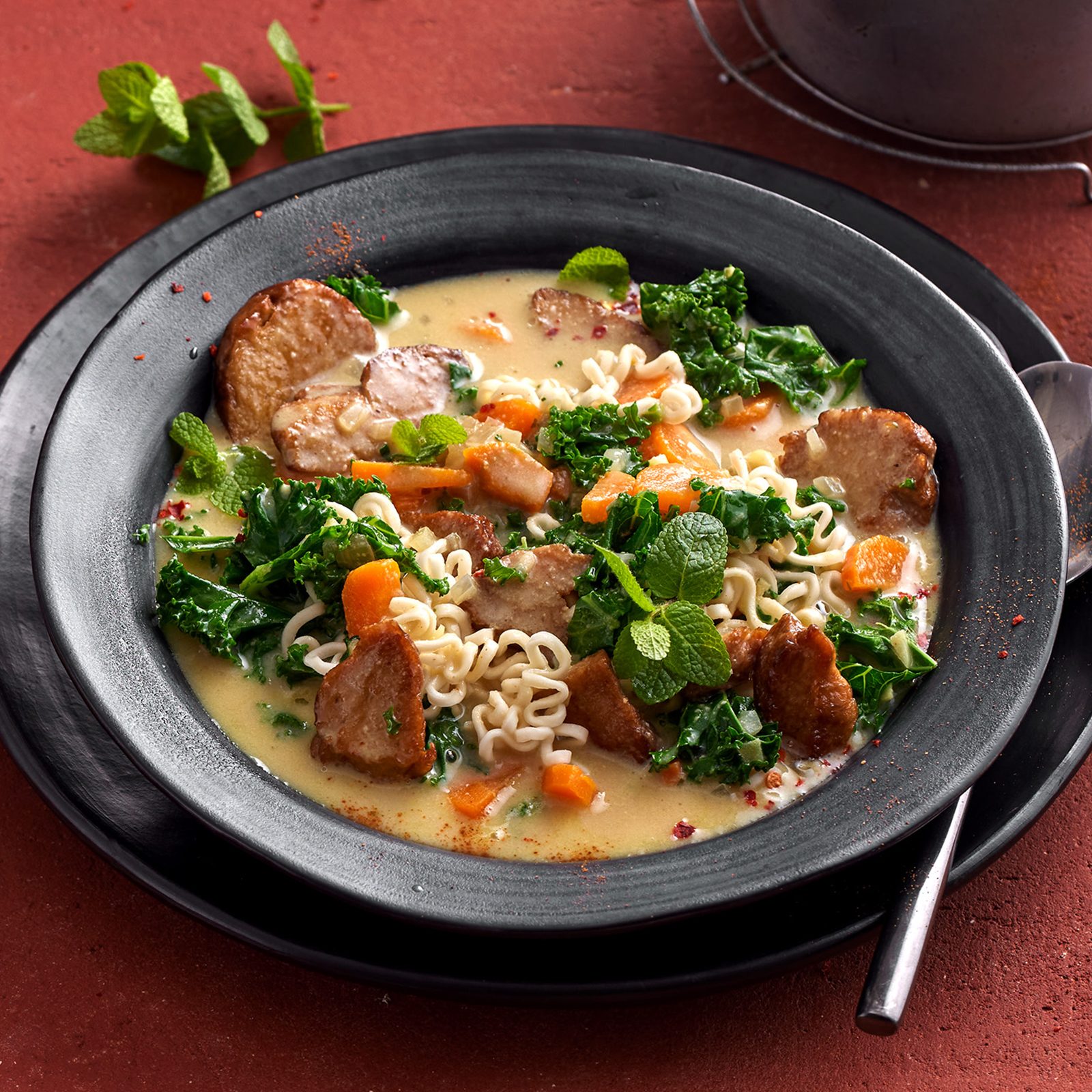 1 24 Kokos Erdnuss Suppe Mit Seitan Und Gruenkohl 1600x1600px