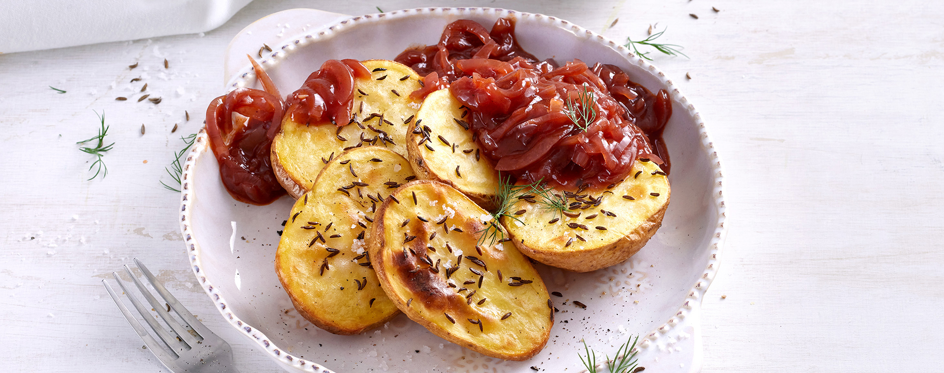 1 24 Kuemmelkartoffeln Mit Zwiebelsosse Und Gurkensalat 1920x760px