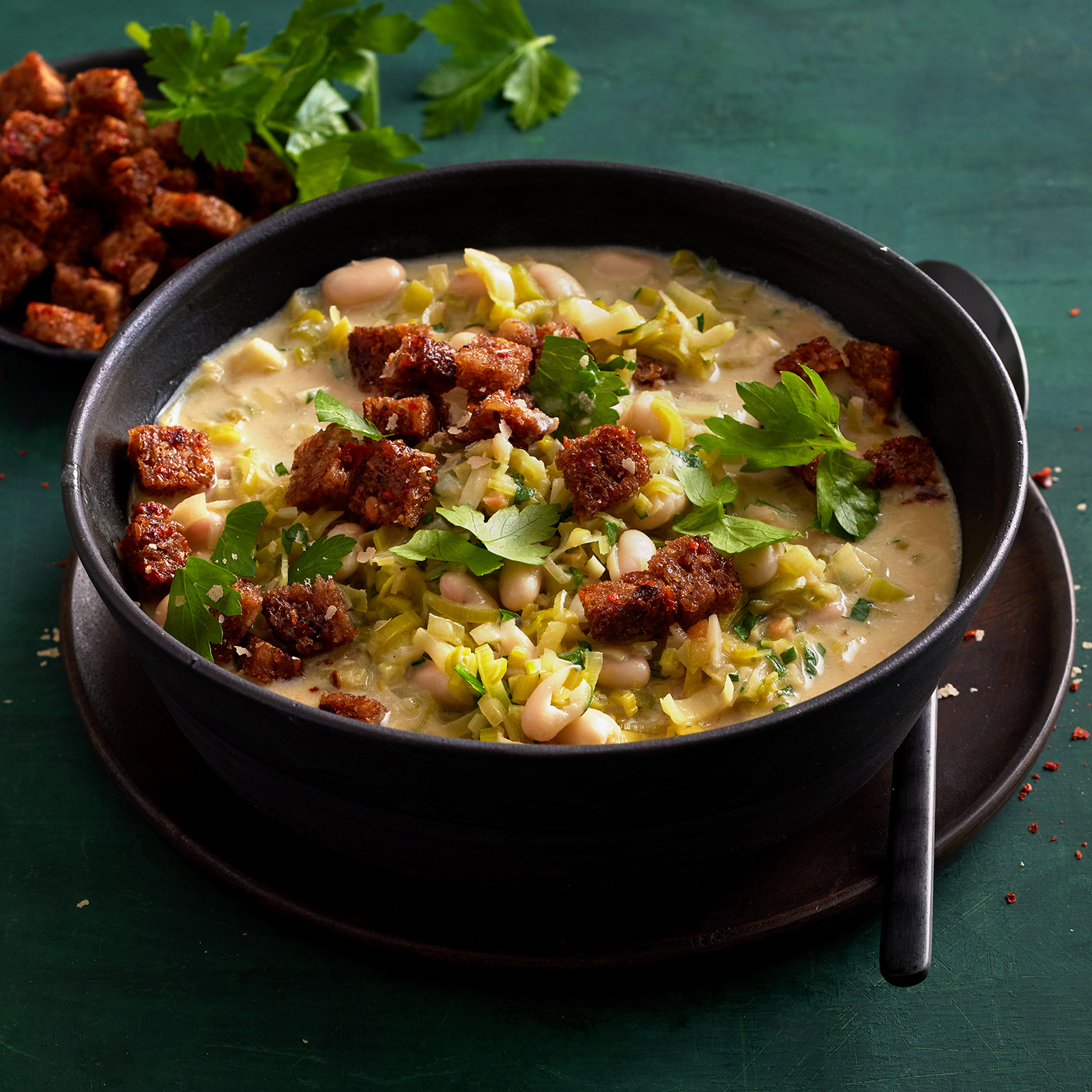 1 24 Lauchsuppe Mit Weissen Bohnen Und Chili Croutons 1600x1600px