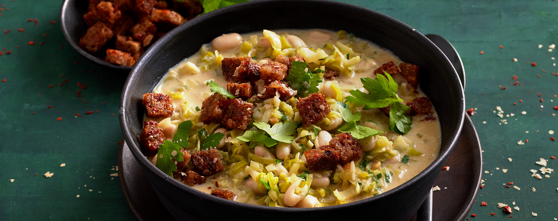 1 24 Lauchsuppe Mit Weissen Bohnen Und Chili Croutons 1920x760px