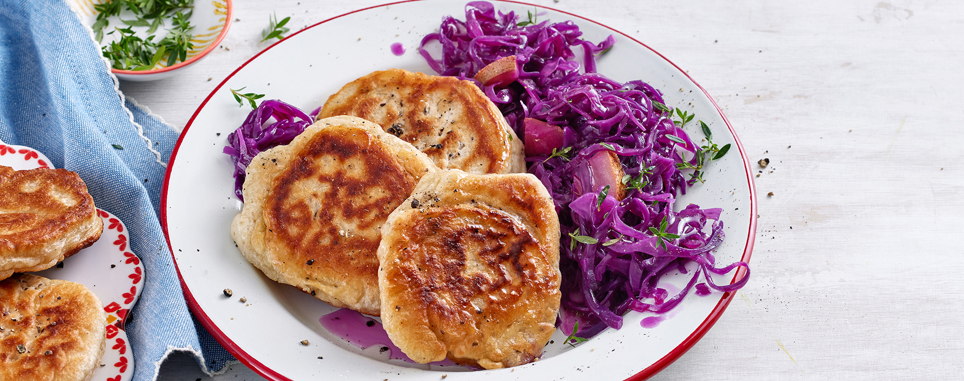 1 24 Pfeffrige Hefepfannkuchen Mit Birnen Rotkohl 1920x760px