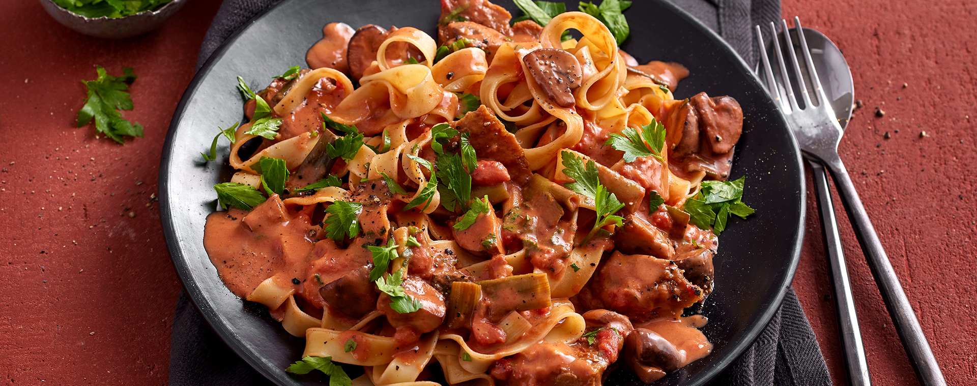 1 24 Seitangeschnetzeltes In Tomatensahnesosse Mit Fettuccine 1920x760px