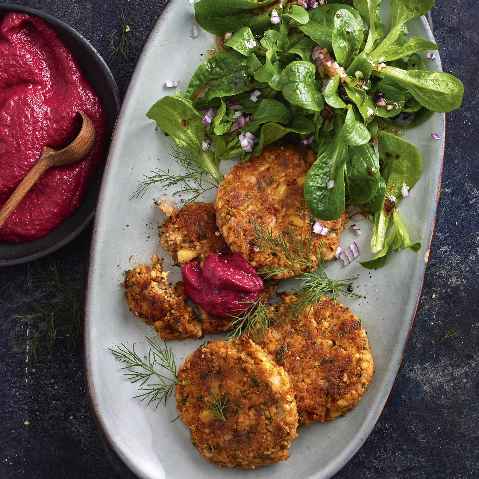 1 24 Sojabohnenbratlinge Mit Rote Bete Dip Und Feldsalat 1600x1600px