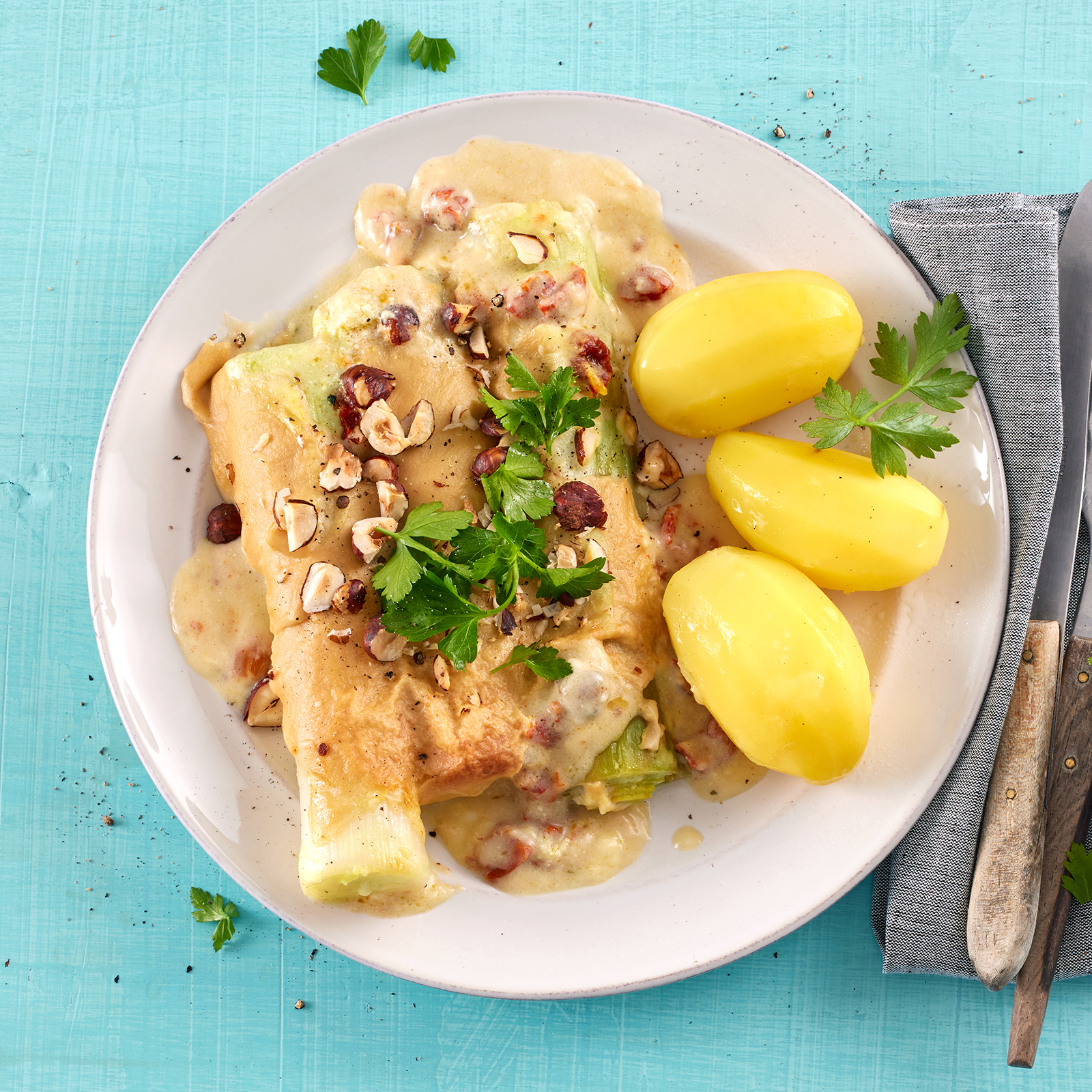 1 24 Vegane Gebackene Lauchroellchen Mit Salzkartoffeln 1600x1600px