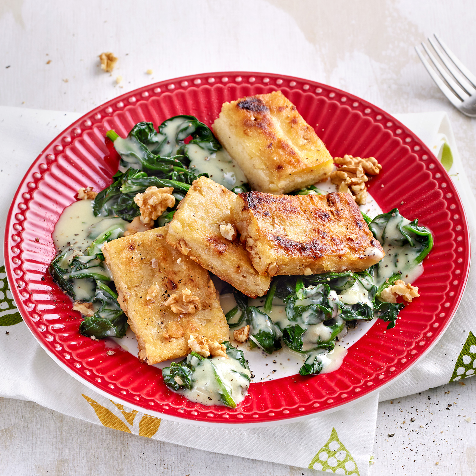 1 24 Walnuss Griessschnitten Auf Rahmspinat 1600x1600px