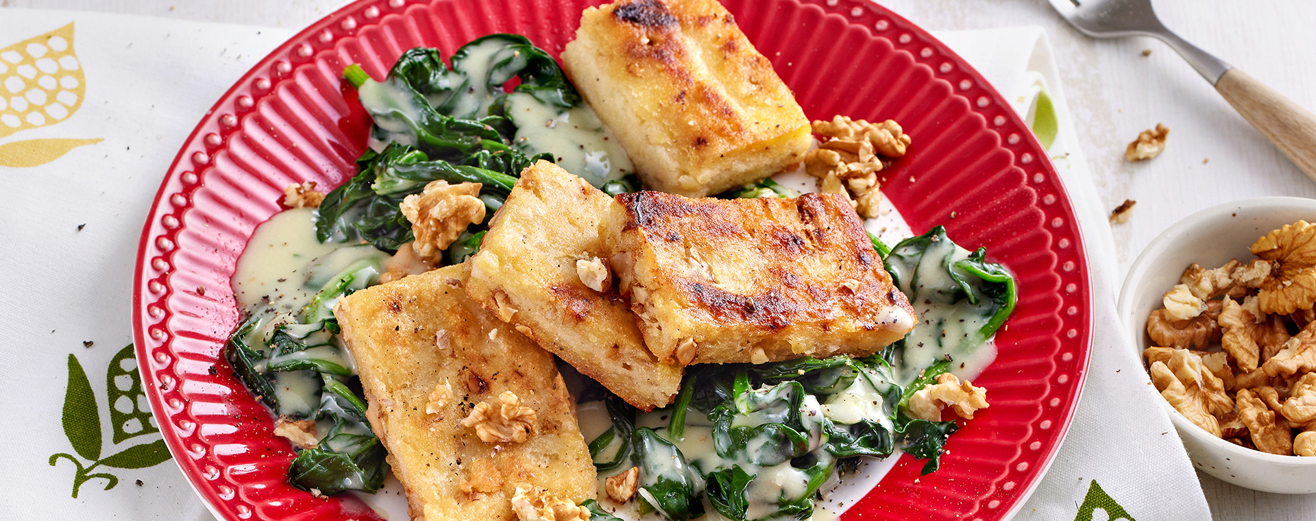 1 24 Walnuss Griessschnitten Auf Rahmspinat 1920x760px