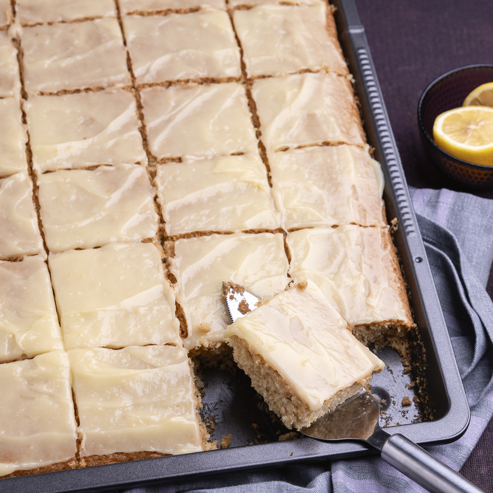 1 24 Zitronenkuchen Mit Lemon Curd Topping 1600x1600px