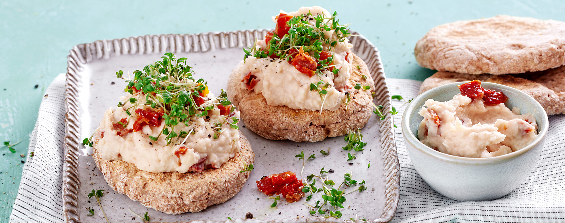 2 24 Pfannenbrote Mit Bohnen Tomaten Aufstrich 1920x760px