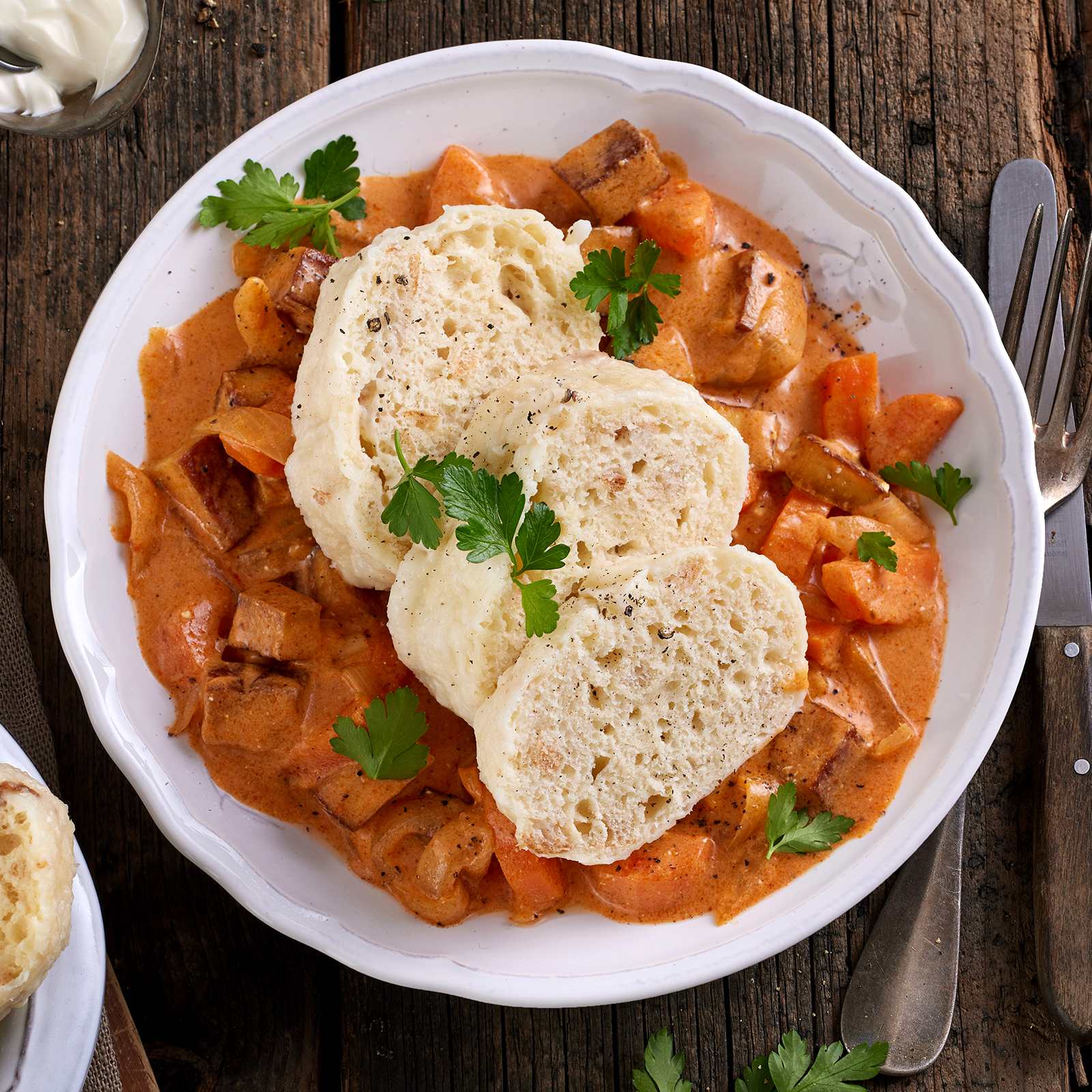 3 24 Boehmische Knoedel Auf Moehren Raeuchertofu Gulasch 1600x1600px