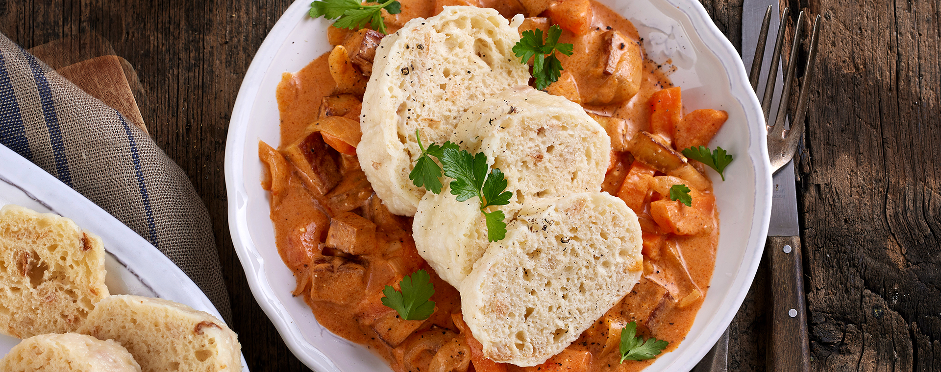 3 24 Boehmische Knoedel Auf Moehren Raeuchertofu Gulasch 1920x760px