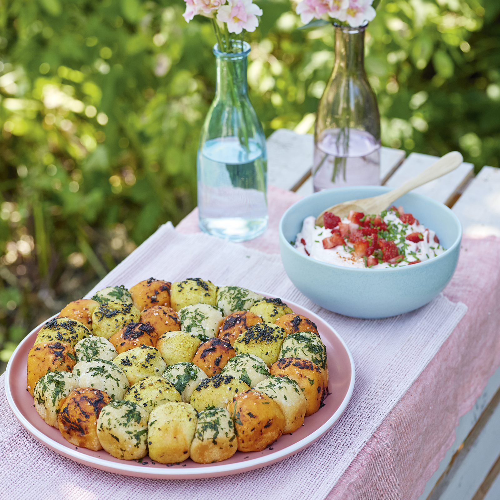 3 24 Bunte Zupfbroetchen Mit Veganem Erdbeer Spundekaes 1600x1600px