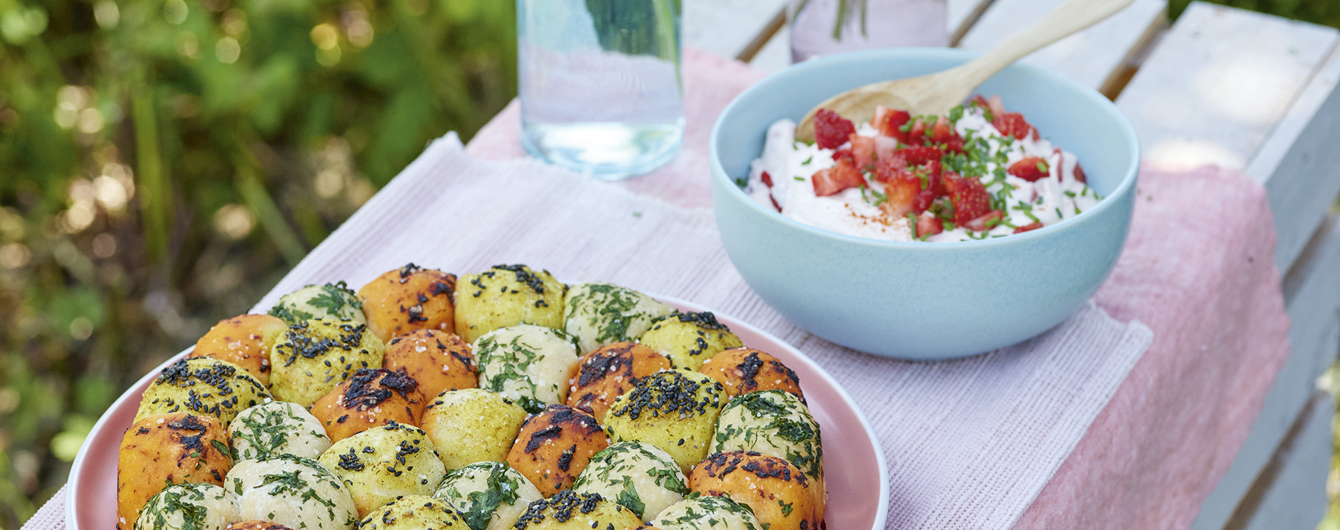 3 24 Bunte Zupfbroetchen Mit Veganem Erdbeer Spundekaes 1920x760px