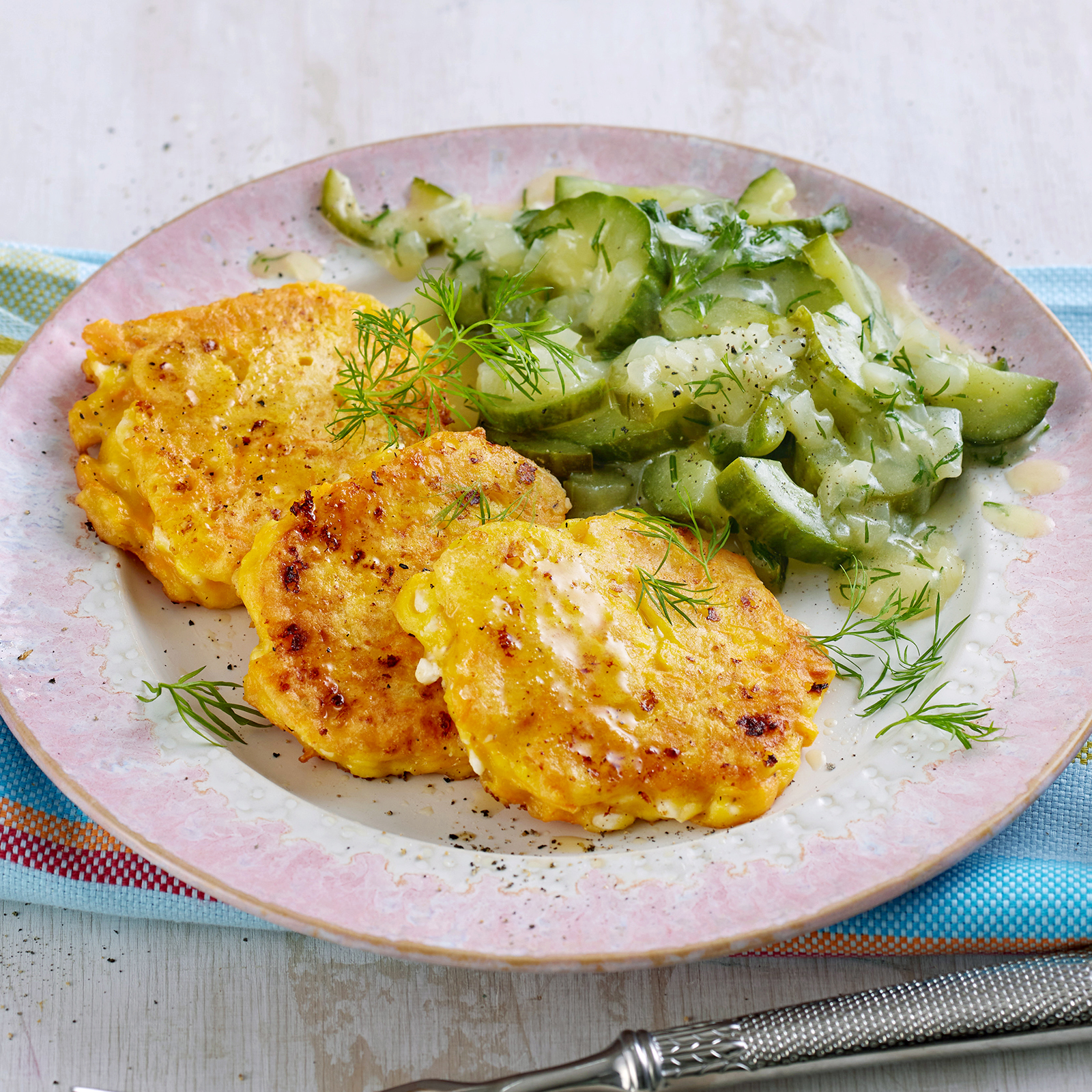 3 24 Moehren Frischkaese Kaeulchen Mit Schmorgurken 1600x1600px