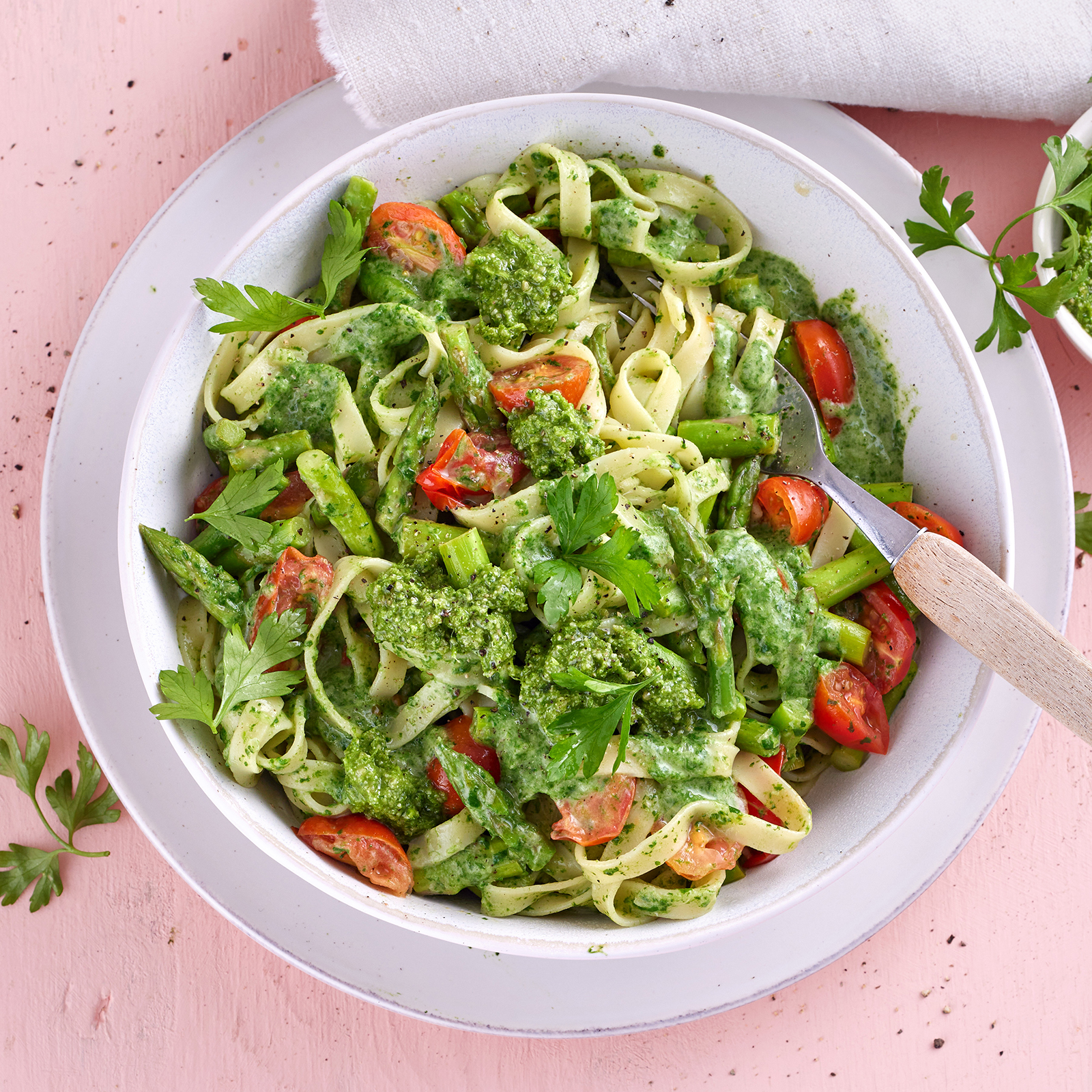 3 24 Tagliatelle Mit Gruenem Spargel In Spinatsosse 1600x1600px