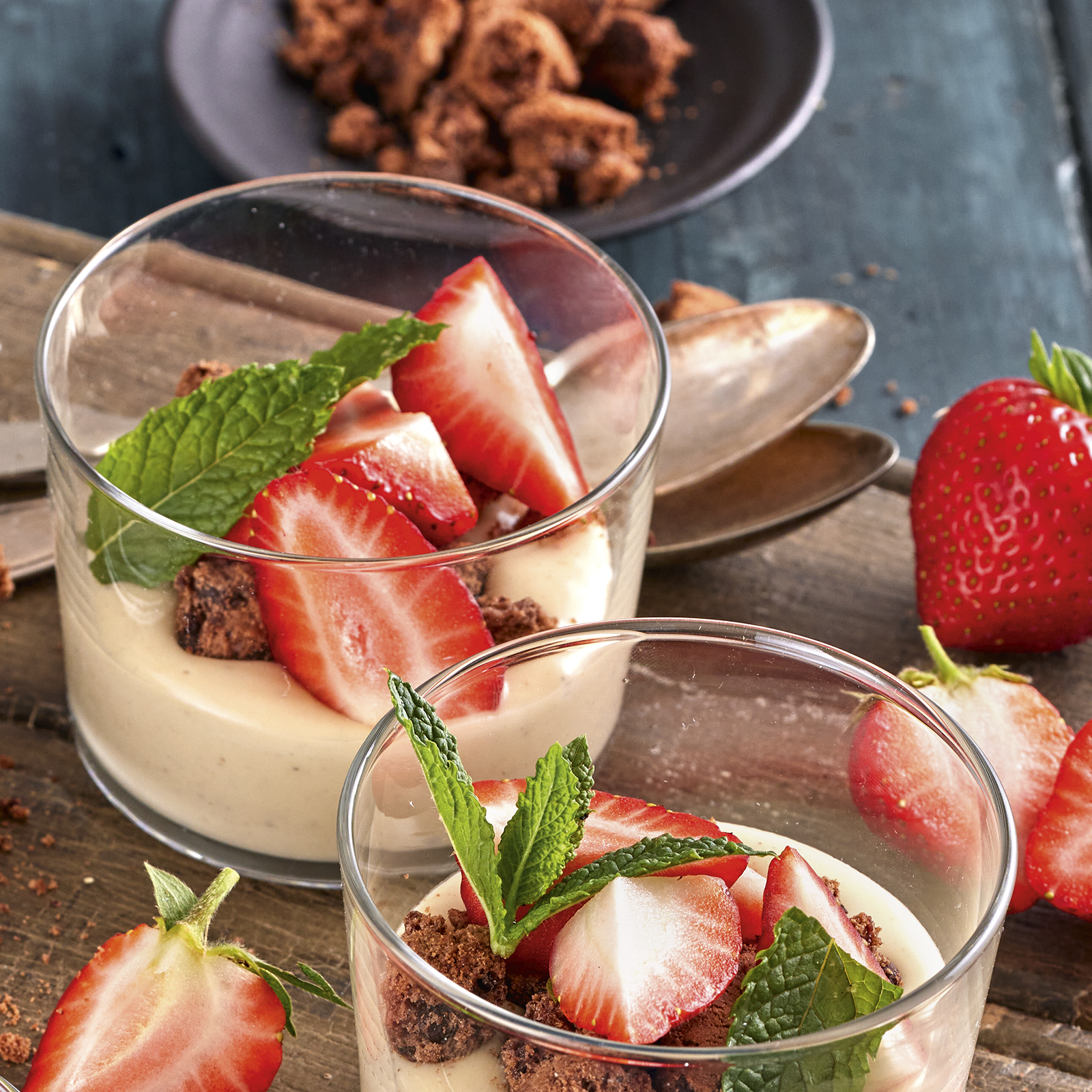 3 24 Vegane Weisse Schokoladencreme Mit Erdbeeren 1600x1600px