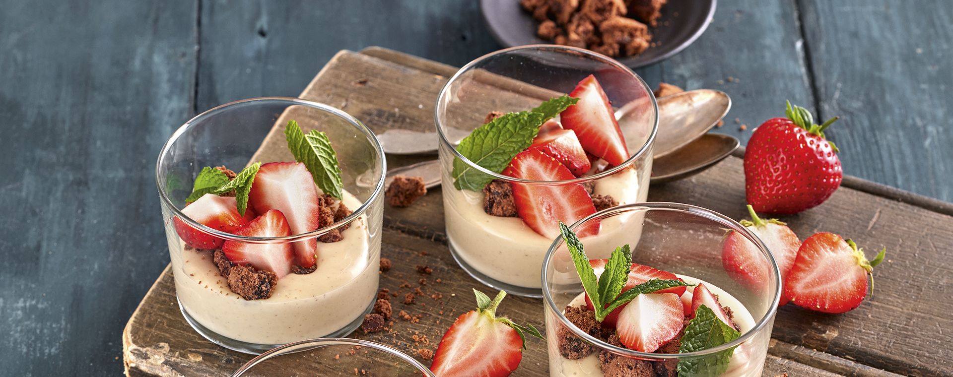 3 24 Vegane Weisse Schokoladencreme Mit Erdbeeren 1920x760px