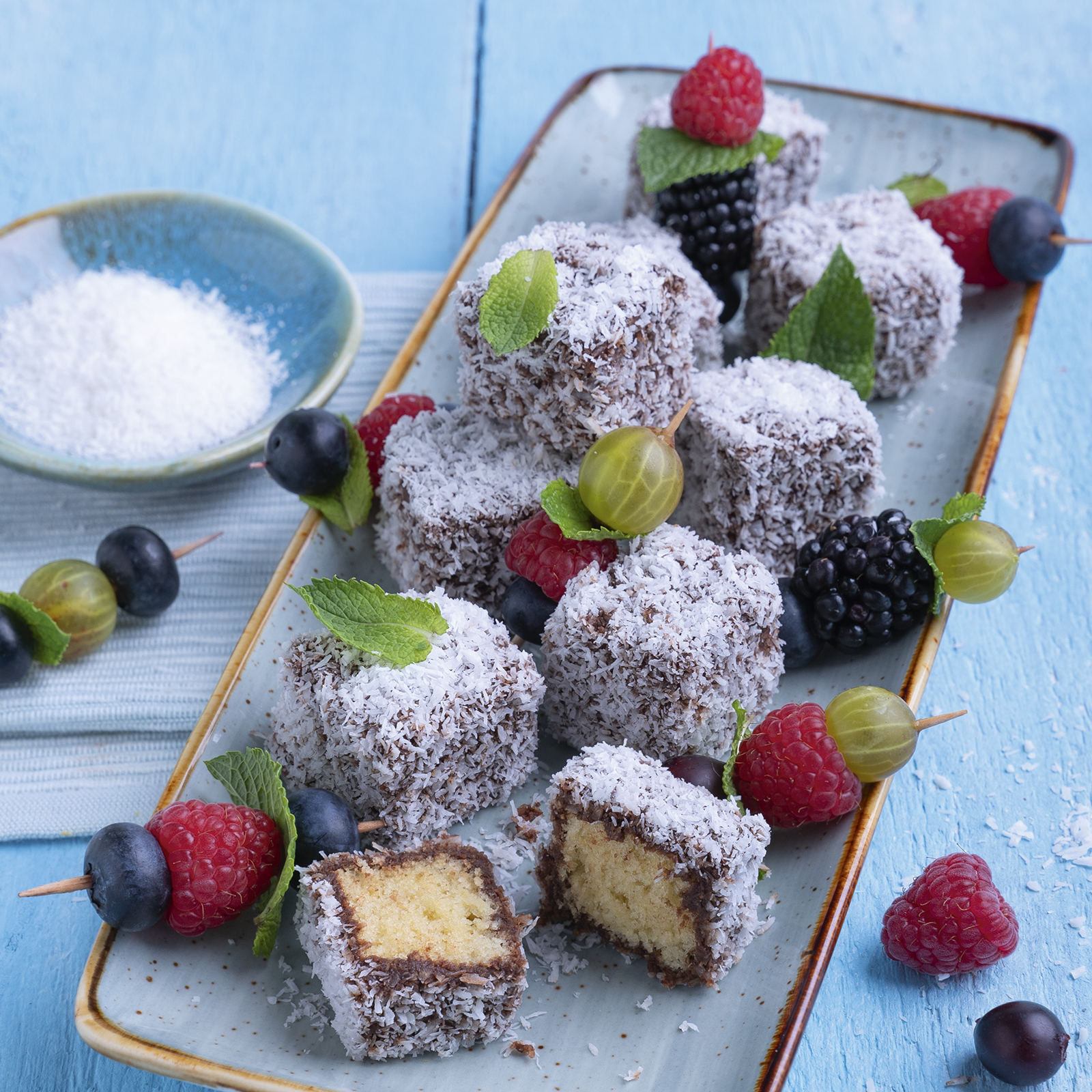 4 24 Biskuitkuechlein Im Schoko Kokos Mantel 1600x1600px