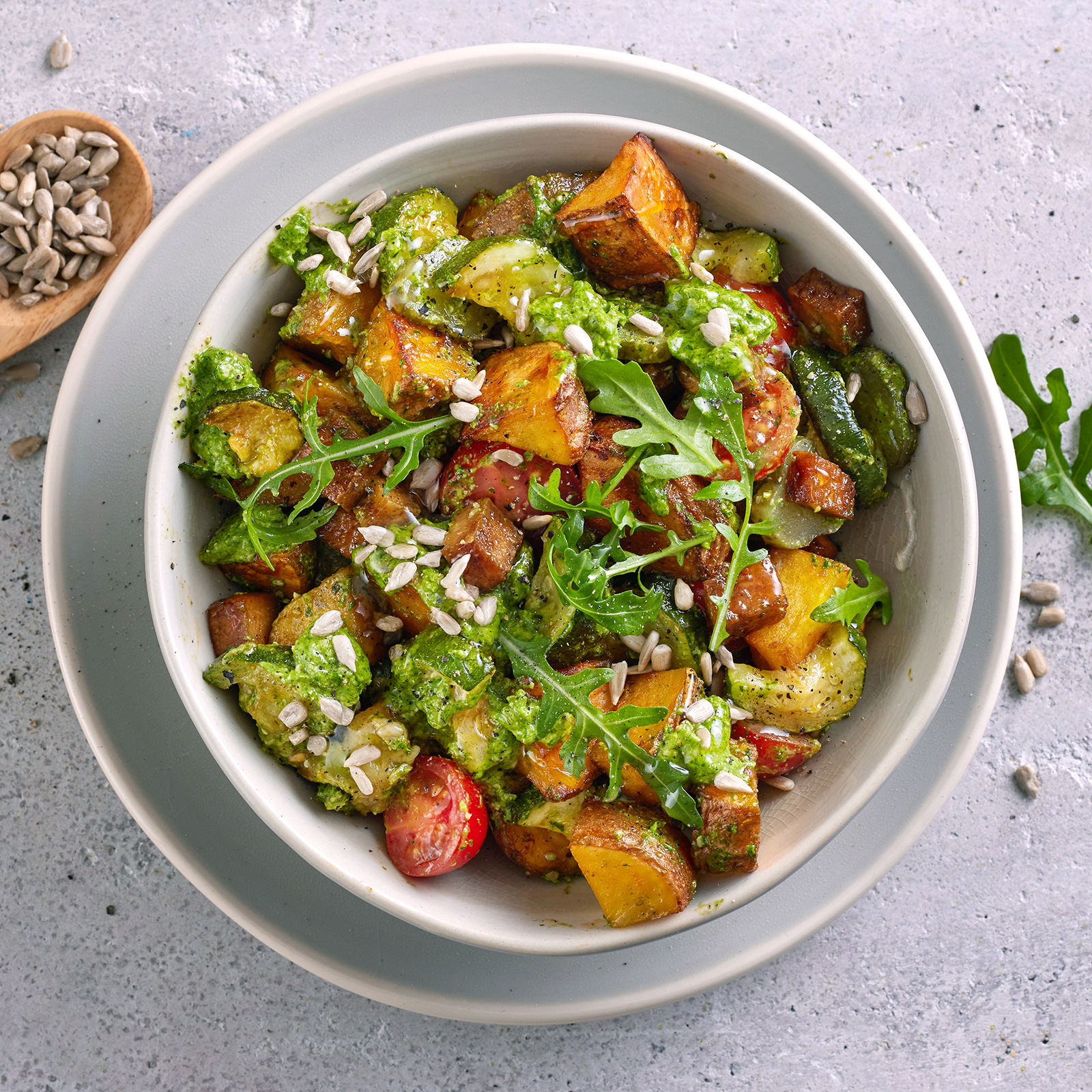 4 24 Lauwarmer Kartoffel Zucchini Salat Mit Rucolapesto 1600x1600px