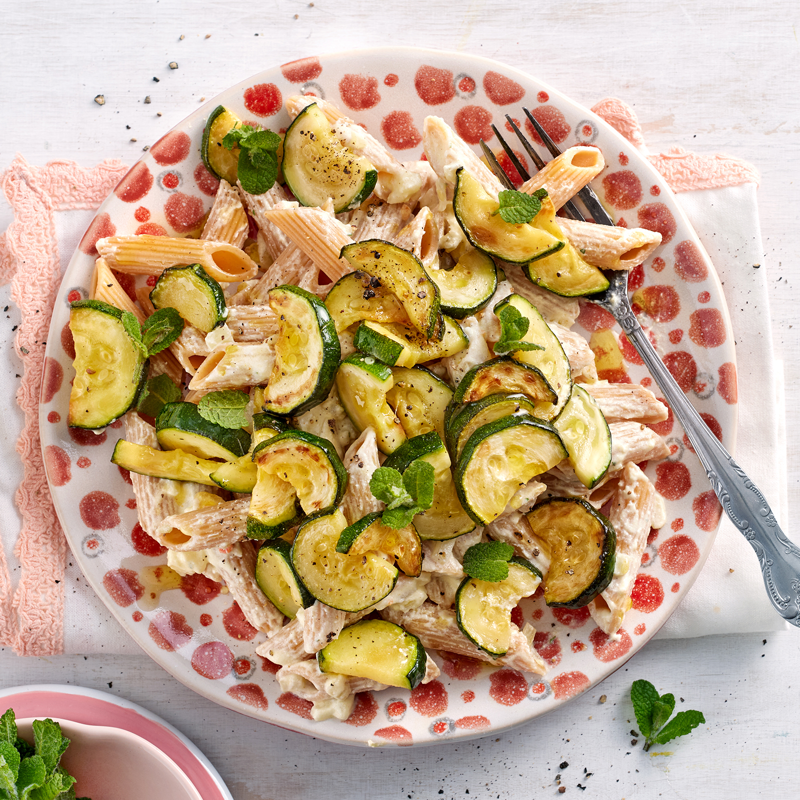 4 24 Pasta Mit Frischkaesesosse Und Zucchini 1600x1600px