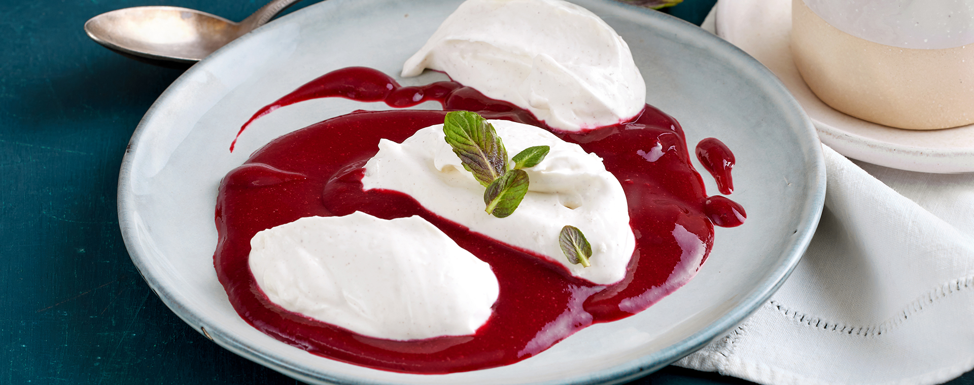 4 24 Ziegenfrischkaesecreme Auf Beerenspiegel 1920x760px