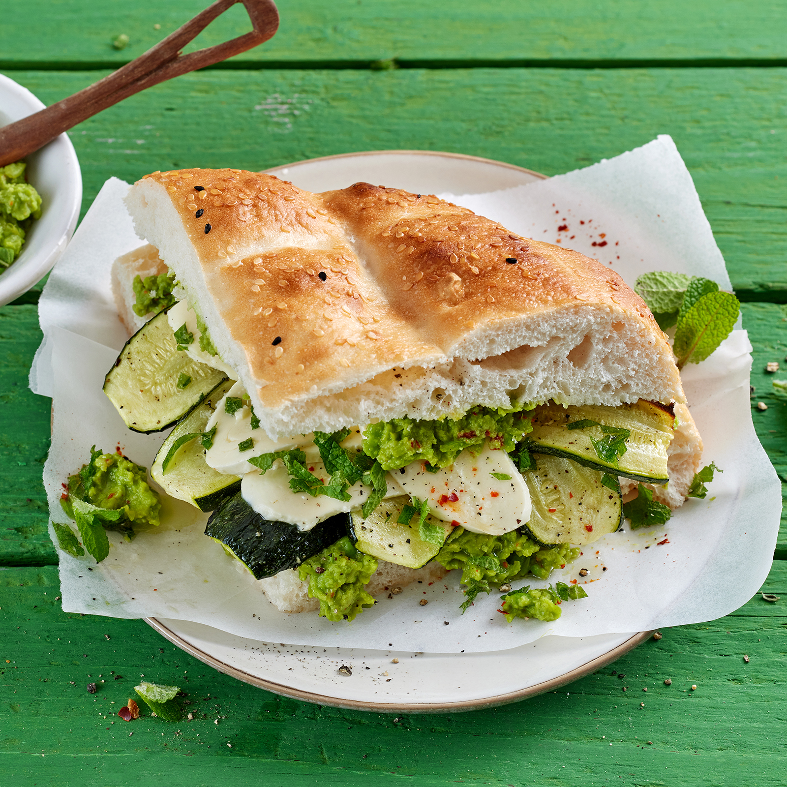 4 24 Zucchini Mozzarella Sandwich Mit Erbsencreme 1600x1600px
