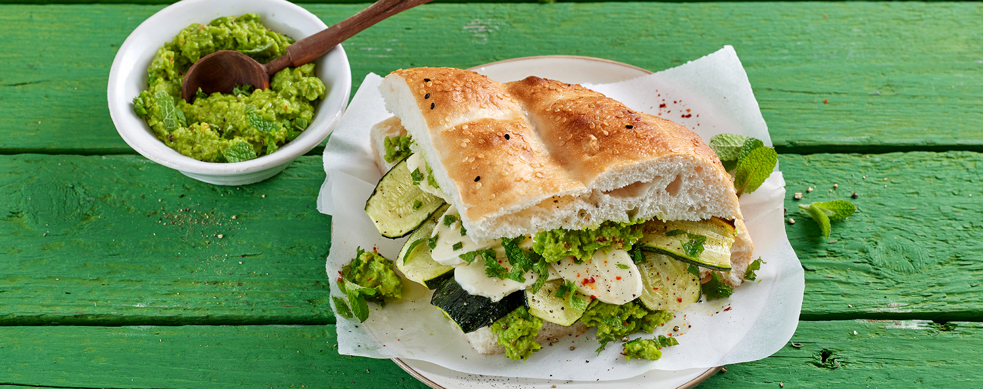 4 24 Zucchini Mozzarella Sandwich Mit Erbsencreme 1920x760px