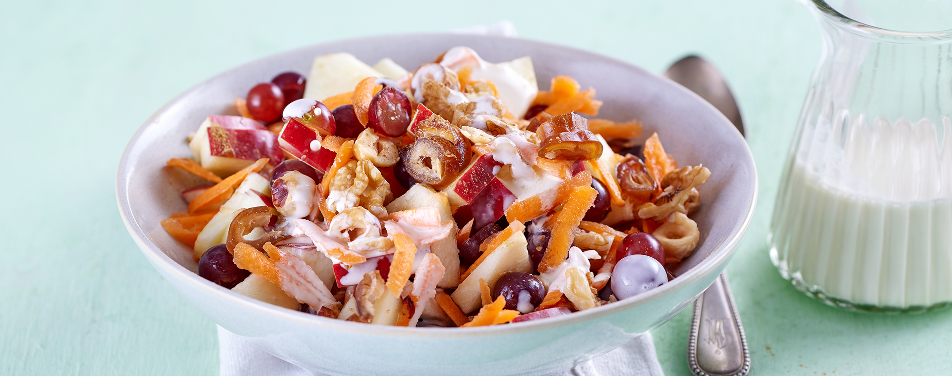 5 24 Herbstlicher Obstsalat Mit Nuessen Und Datteln 1920x760px