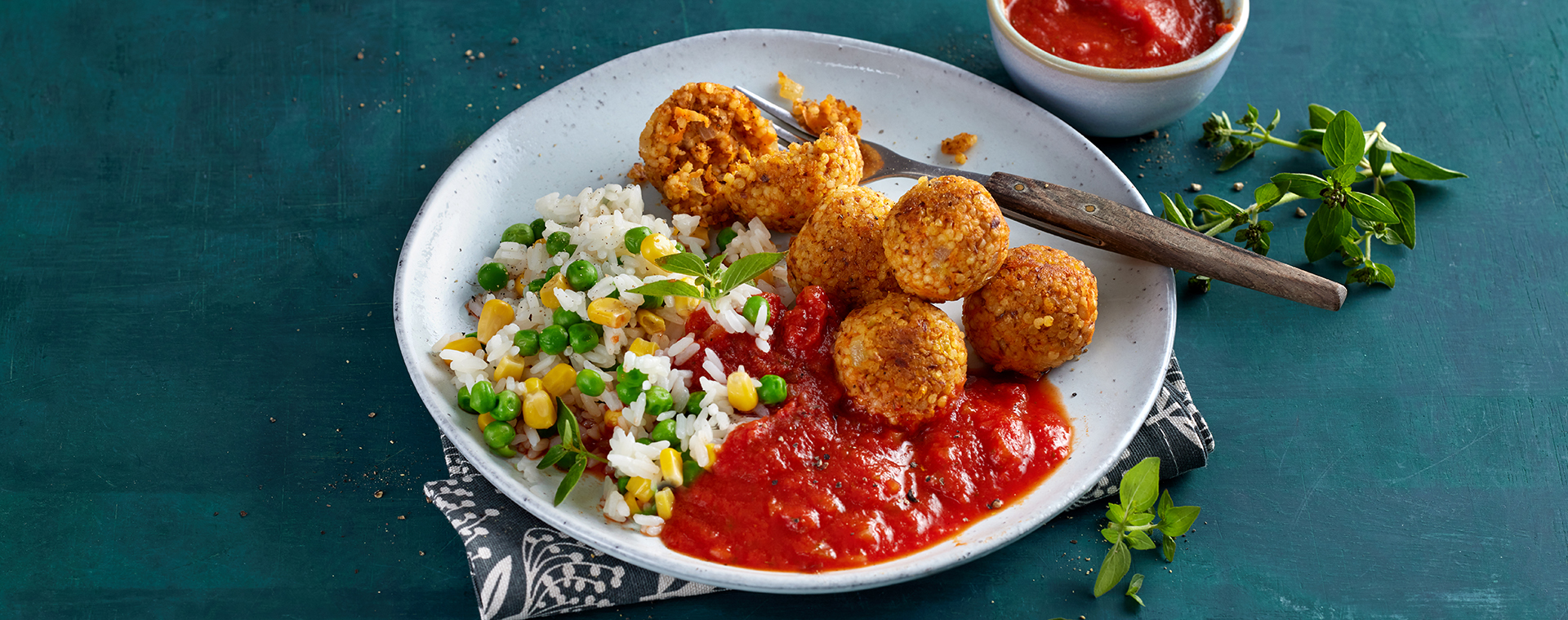 5 24 Hirsebaellchen Mit Tomatensosse Und Buntem Reis 1920x760px