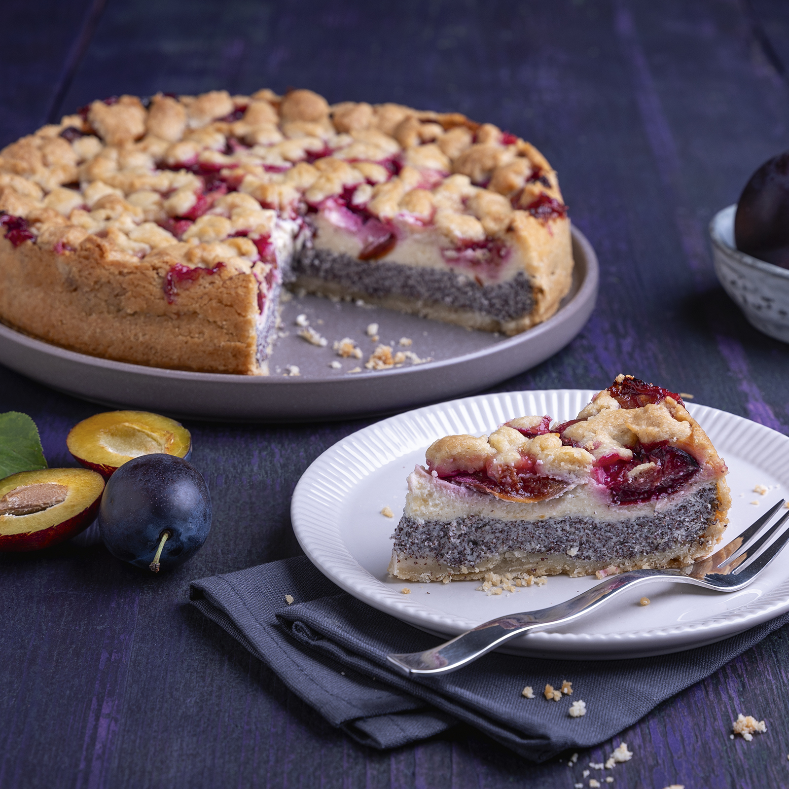 5 24 Kaese Mohn Kuchen Mit Zwetschgen Und Streuseln 1600x1600px