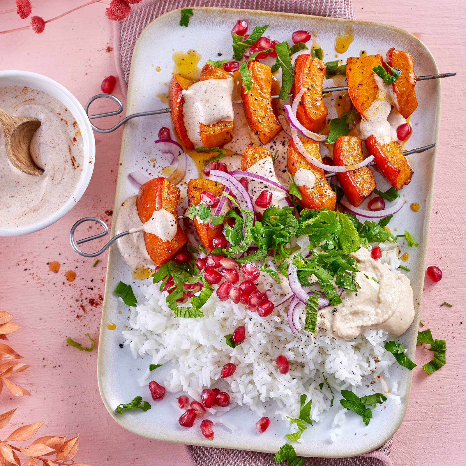 5 24 Kuerbisspiesse Mit Basmatireis Und Hummus 1600x1600px