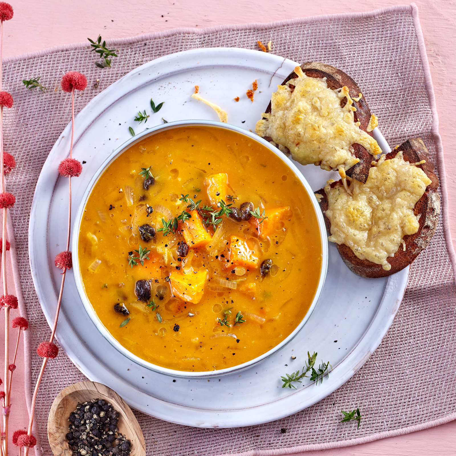 5 24 Kuerbissuppe Mit Karamellisierten Zwiebeln 1600x1600px