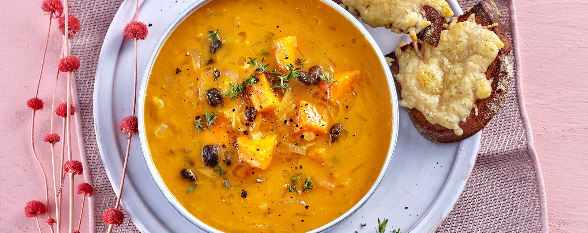 5 24 Kuerbissuppe Mit Karamellisierten Zwiebeln 1920x760px