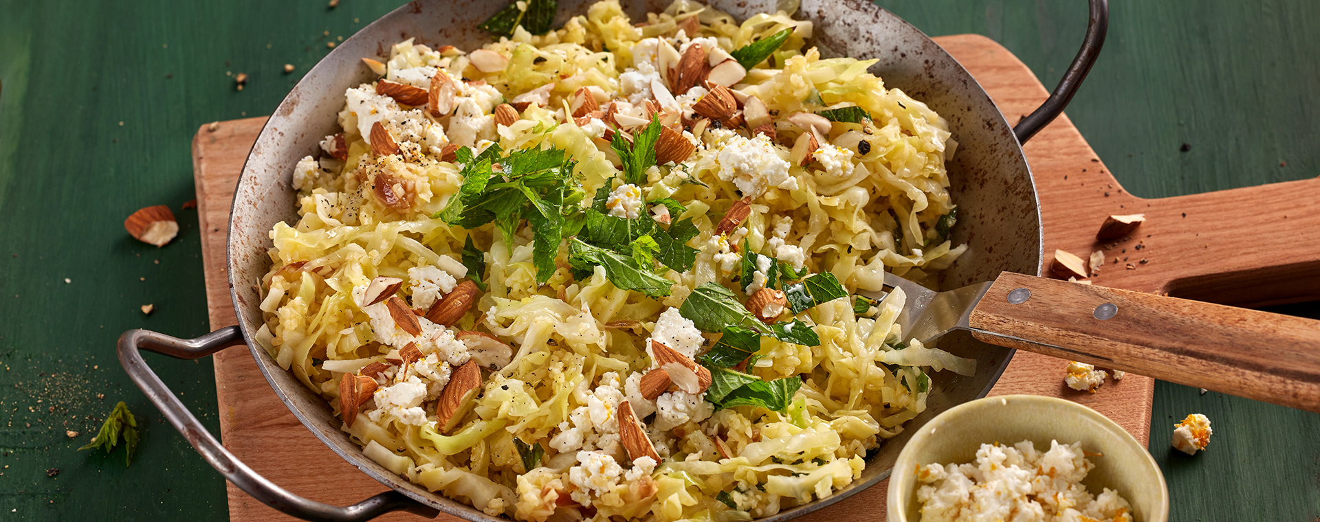 6 24 Bulgur Spitzkohl Pfanne Mit Orangenfeta 1920x760px